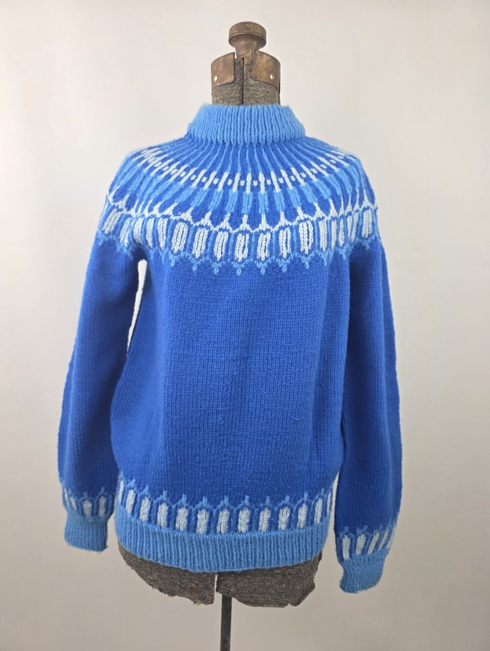 Vintage Hand-Knit Women's Vibrant Blue White Winter Ski Sweater Size M